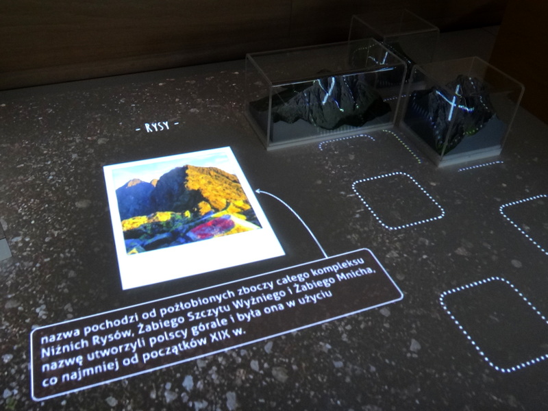 Centrum Edukacji Przyrodniczej TPN - stolik interaktywny z makietą Rysów.