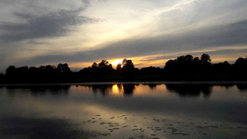 Zachód słońca nad Nogatem z pokładu hausbota