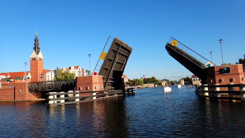 Most zwodzony w Elblągu z pokładu hausbota