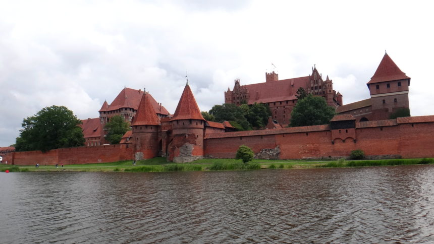 Zamek w Malborku z pokładu hausbota