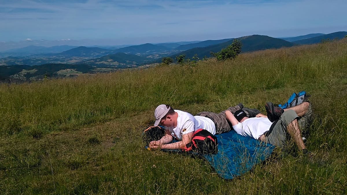 Odpoczynek na polanie podszczytowej pod Mogielicą