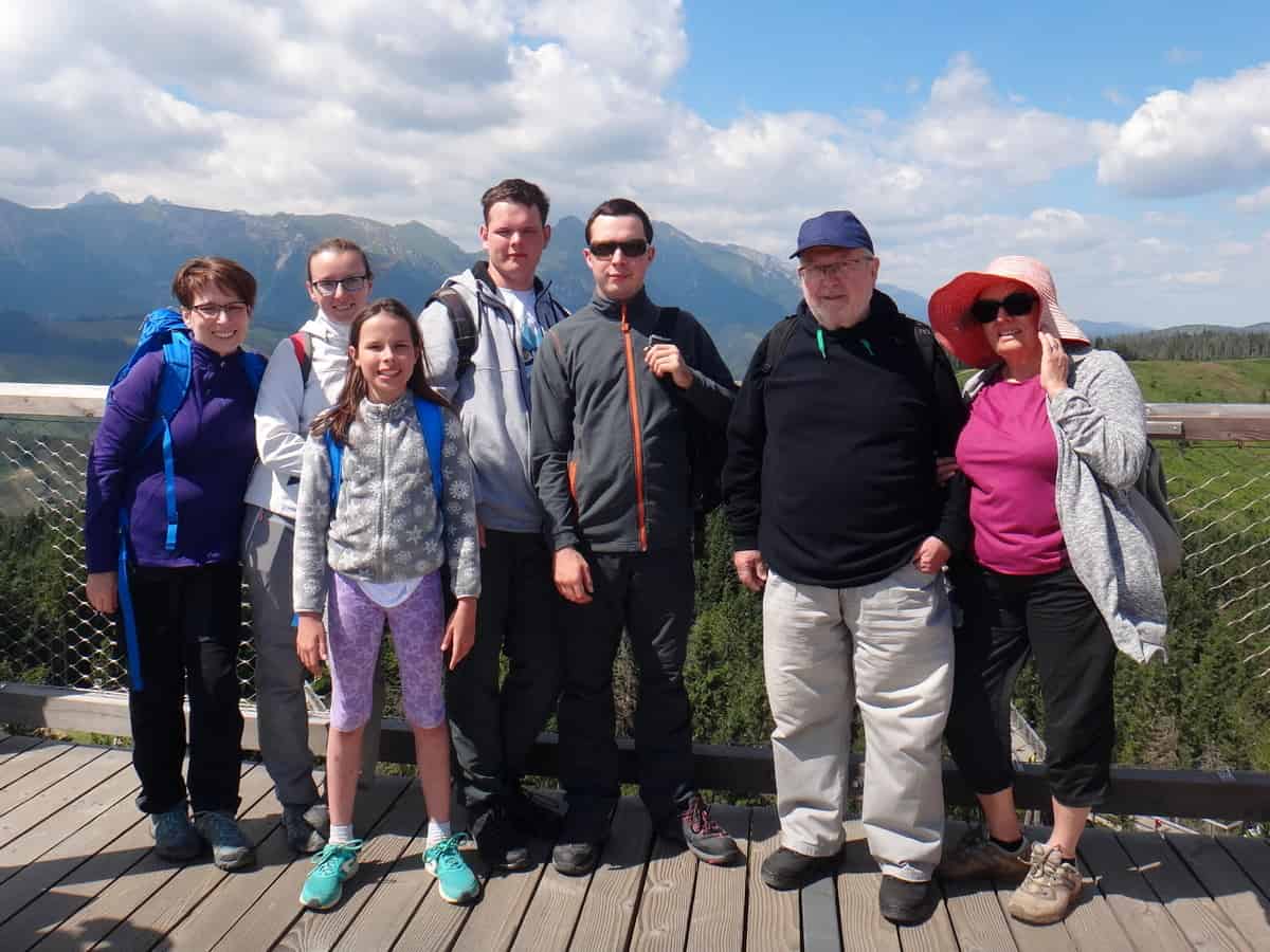 Pamiątkowe zdjęcie rodzinne na wieży widokowej na Bachledce.