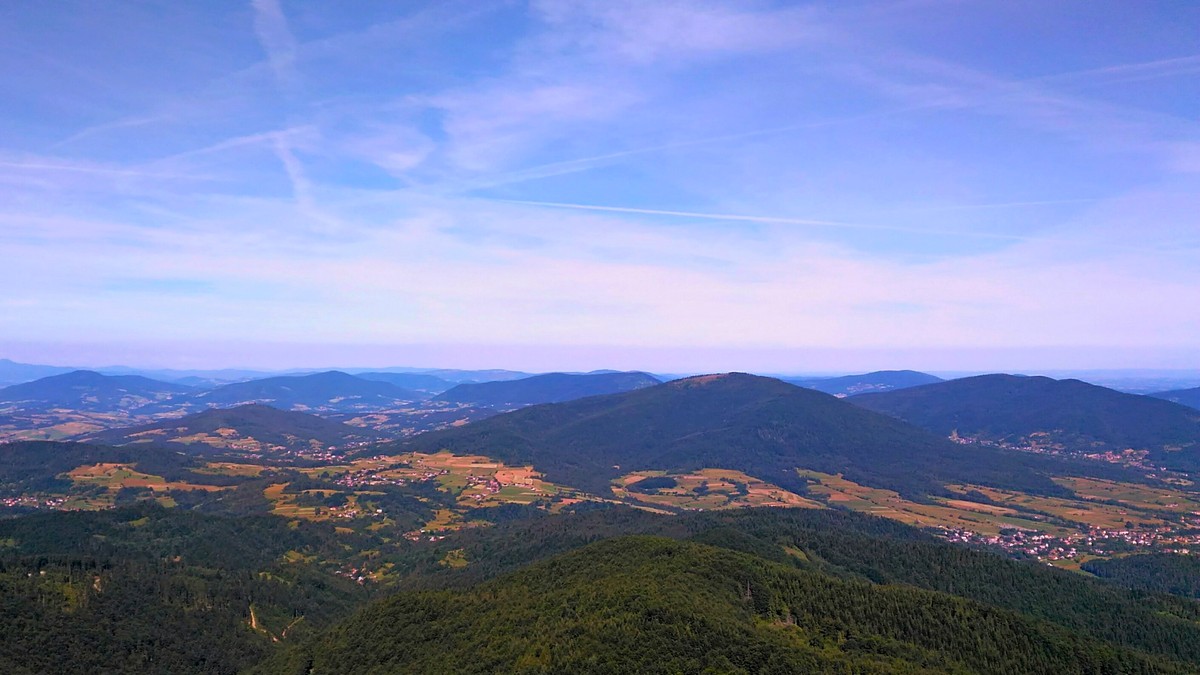 Mogielica oferuje nam piękne widoki. Panorama z wieży widokowej.