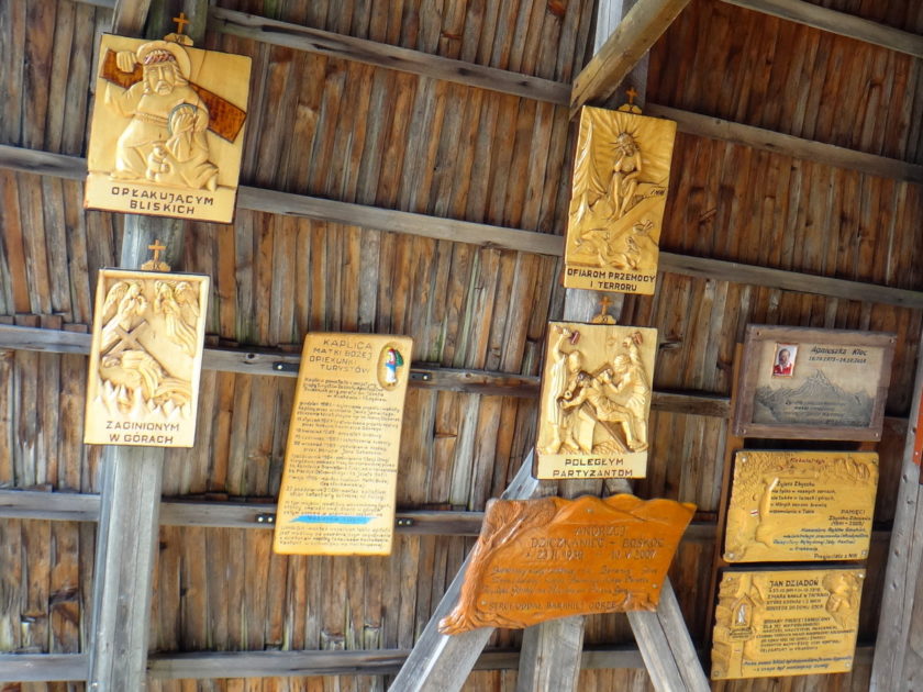 Płaskorzeźby na ścianach kaplicy Matki Bożej Opiekunki Turystów na Okrąglicy.