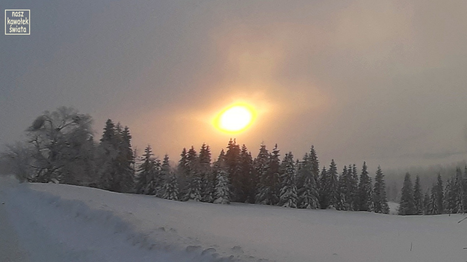 Zimowy wschód słońca nad Tatrami.