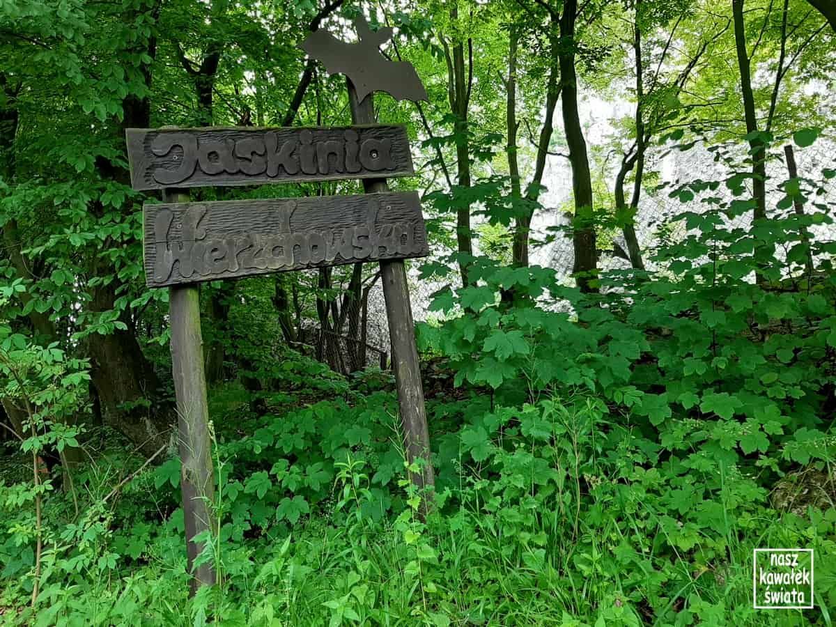 Jaskinia Wierzchowska - tablica przed wejściem.